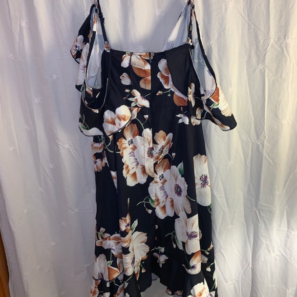 Cold shoulder asymmetrical dress - Picture 3 of 5